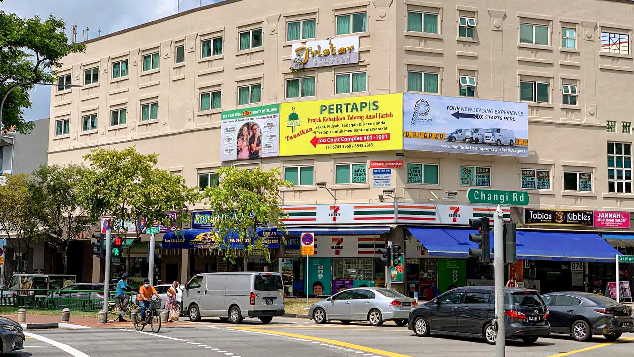 Pan Pacific Van & Truck Leasing Advertisement At The Ideal Location – Geylang Serai