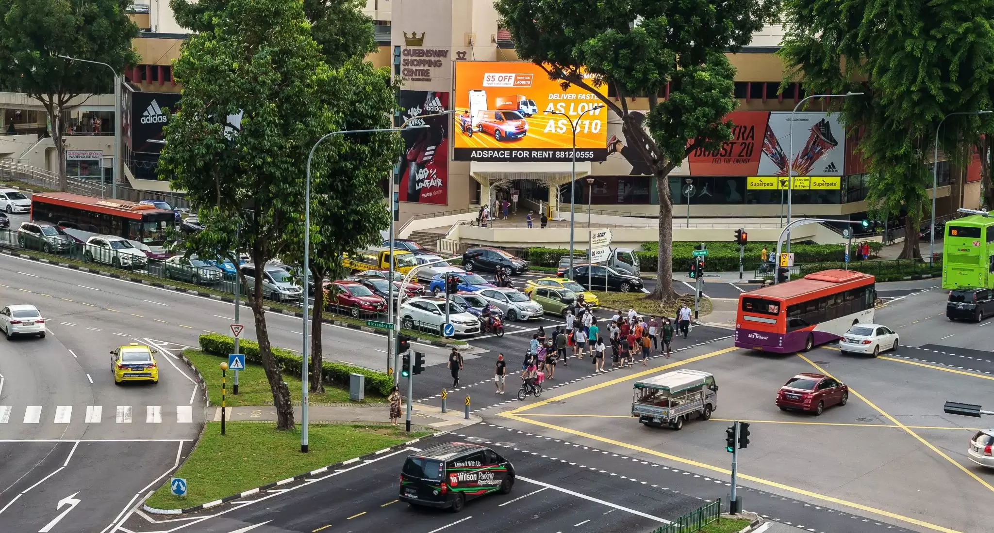 Queensway-shopping-centre-outdoor-advertising--2048x1100