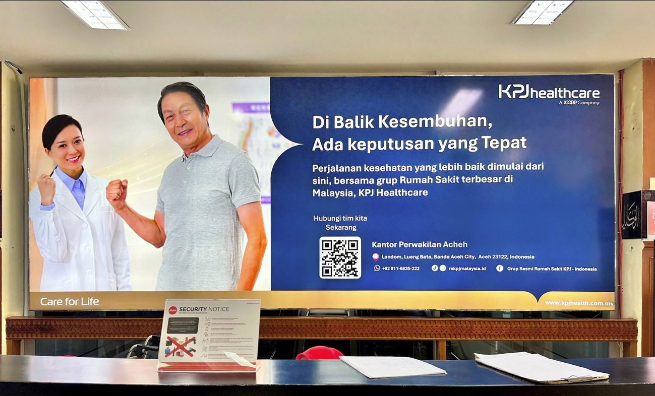 Billboard advertisement of KPJ Healthcare displayed at Sultan Iskandar Muda International Airport, Banda Aceh, Indonesia. As part of a targeted Healthcare Marketing Strategy, the ad promotes medical tourism to Malaysia’s largest hospital group, featuring a confident patient and a smiling healthcare professional along with contact details for the Aceh representative office.