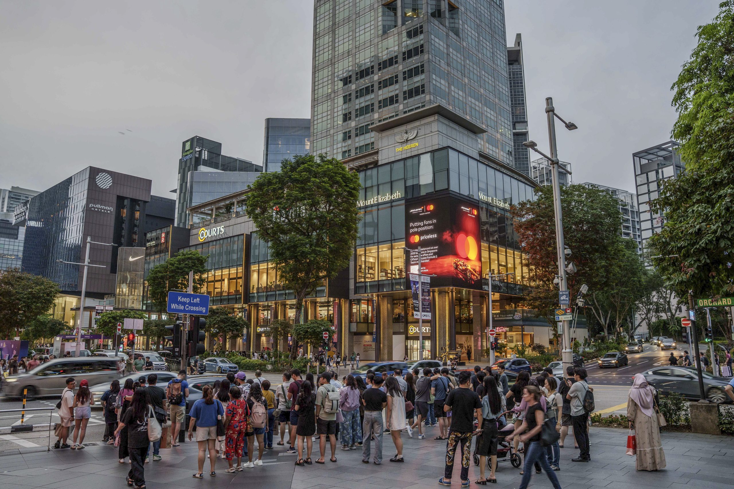 Mastercard-The Heeren-LED Screen-Orchard Road-Creative Ads-DOOH-2025