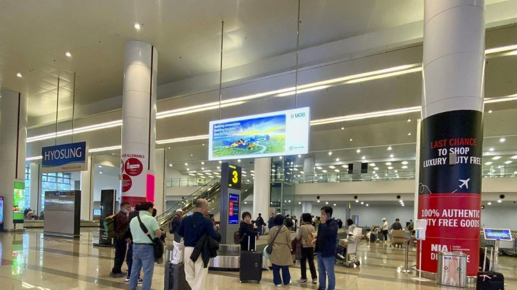 The perfect media UOB baggage claim airport advertising at Noi Bai International Airport Hanoi, delivering extended brand exposure to international travelers in Vietnam and Southeast Asia.