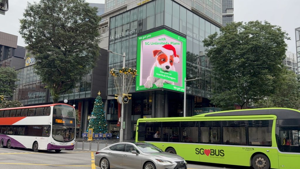 StarHub advertisement displayed on the LED screen at Paragon Orchard Road Singapore, a prime DOOH advertising location in the city’s main shopping district.c